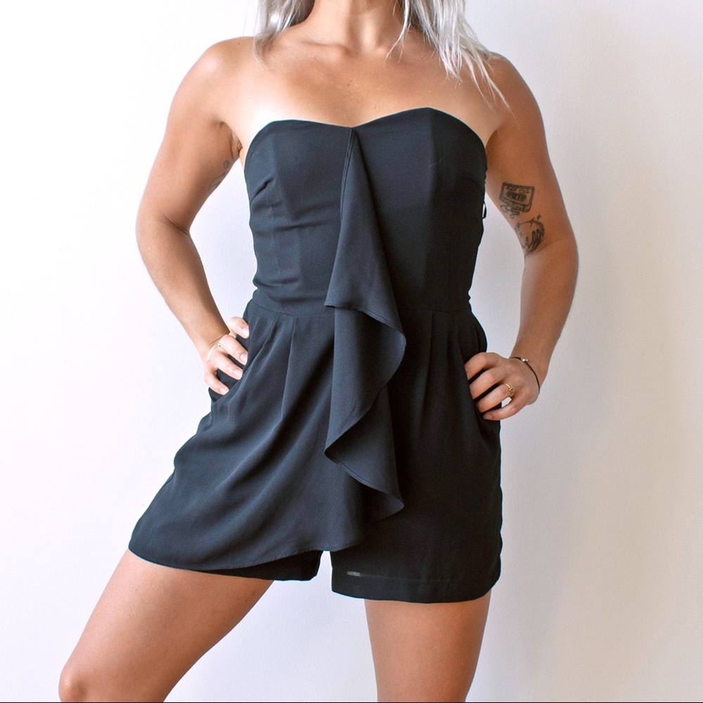 EXPRESS | Black Strapless Romper w Sweet❤️Neckline